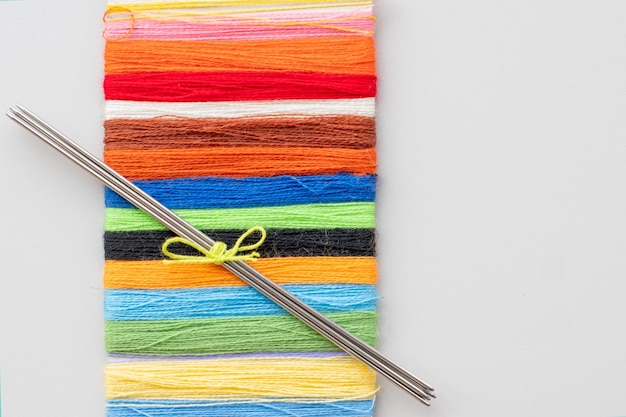 farebná ručná výšivka na látke